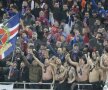 FOTO Adrenalina încălzeşte şi cîntă! Momentul în care fanii Stelei şi-au schimbat atitudinea la meciul cu Ajax