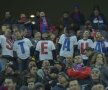 FOTO Adrenalina încălzeşte şi cîntă! Momentul în care fanii Stelei şi-au schimbat atitudinea la meciul cu Ajax