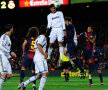 Varane survolează maiestuos apărarea Barcelonei, Pique doarme lîngă el, iar francezul plasează mingea la vinclu: bară-gol, 0-3 // Foto: Guliver/GettyImages