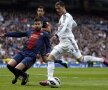 Alunecarea lui Pique n-are nici un efect. Cristiano Ronaldo (dreapta) lansează racheta înainte ca fostul coleg de la Man. United să-l blocheze // Foto: Reuters