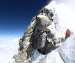 Probabil cel mai dificil moment al ascensiunii pe Everest: "Hillary Step", o stîncă de 12 metri extrem de periculoasă situată la 8.750 m // Foto: AFP/MediafaxFoto