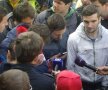 Pentru că Şiman nu mai apare, jucătorii încep să îşi verse of-ul în faţa presei şi a suporterilor // Foto: Bogdan Fechită
