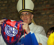 Papa Francisc I şi fanionul roş-albastru al "sfinţilor" de la San Lorenzo // Foto: Reuters