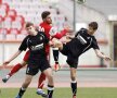Stănescu (mijloc) a marcat şi el în poarta unei echipe improvizate a Sportului / foto: Ştefan Constantin