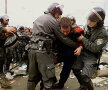 Poliția croată reține un fan sîrb la Zagreb în timpul ciocnirilor violente din octombrie 1999 // Foto: Reuters