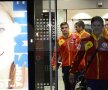 GALERIE FOTO Naţionala României a ajuns la Budapesta! Mutu şi compania au părut relaxaţi pe aeroport