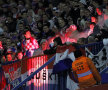 Fanii croaţi aprind torţele pe Maksimir. Dar nu erau ultraşii sîrbi ca să reacţioneze // Foto: Reuters