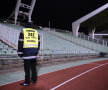 Un om de ordine supraveghează un stadion gol la Ungaria - România