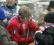 Februarie 2005, amical Brăila - Steaua 1-2. Mihai Neşu are părul îngheţat, dar nu a avut inima să refuze nici un fan care îşi dorea autograful său