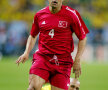 Fatih Akyel, sprintînd irezistibil în faţa lui Roberto Carlos în semifinala CM 2002 cu Brazilia //  Foto: Reuters