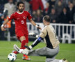 Uriaşa ocazie ratată de Alper (stînga), şut pe lîngă poartă dintr-o poziţie de unu la unu cu Kiraly, i-a slăbit şi mai mult inima lui Faith // Foto: Reuters