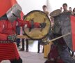 Flash-urile
spectatorilor se
declanșează deseori
pentru a surprinde
show-ul luptătorilor
medievali
Foto: Lorand Vakarcs