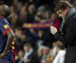 Momentul mult așteptat pe Camp Nou. Abidal mulțumește Divinității înainte de a intra. Alături, un alt învingător: Tito Vilanova