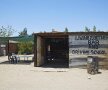 O baracă din Namibia în care, la o băutură, poţi învăţa tainele şofatului