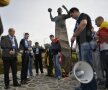 FOTO Suporterii au aprins lumînări la statuia lui Marian Cozma înainte de Gyor - Oltchim