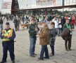 FOTO Suporterii au aprins lumînări la statuia lui Marian Cozma înainte de Gyor - Oltchim