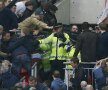 VIDEO+FOTO Hooligans! » Ultraşii lui Millwall s-au bătut între ei şi cu poliţia, distrugînd semifinala Cupei cu Wigan