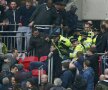 VIDEO+FOTO Hooligans! » Ultraşii lui Millwall s-au bătut între ei şi cu poliţia, distrugînd semifinala Cupei cu Wigan