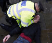 Un suporter al lui Millwall e ajutat de poliţist să-şi revină. E groggy după incidentele din semifinala Cupei Angliei // Foto: Reuters
