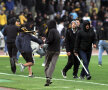 Fanii lui AEK Atena fac legea pe teren // Foto: Action Images