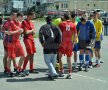 FOTO Lecţie de viaţă dată de liceeni la 18 ani » Fără violenţă, doar fotbal