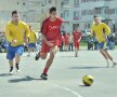 FOTO Lecţie de viaţă dată de liceeni la 18 ani » Fără violenţă, doar fotbal