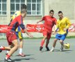 FOTO Lecţie de viaţă dată de liceeni la 18 ani » Fără violenţă, doar fotbal