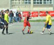 FOTO Lecţie de viaţă dată de liceeni la 18 ani » Fără violenţă, doar fotbal