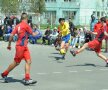 FOTO Lecţie de viaţă dată de liceeni la 18 ani » Fără violenţă, doar fotbal