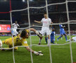 Buyens (primul din dreapta) deschide scorul din voleu la Standard - Genk 3-0 // Foto: Guliver/GettyImages