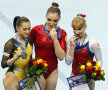 Pe podium, alături de două rusoaice: Mustafina (centru) şi Grişina (dreapta) // Foto: Reuters