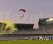FOTO şi VIDEO Sărbătoare pentru "U" » Cartea "Şepcile Roşii", adusă pe Cluj Arena de un paraşutist