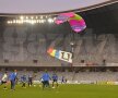 FOTO şi VIDEO Sărbătoare pentru "U" » Cartea "Şepcile Roşii", adusă pe Cluj Arena de un paraşutist