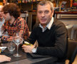Mircea Rednic, zîmbitor, într-un restaurant din Liege. Aşteaptă cea mai bună ofertă // Foto: Guliver/GettyImages
