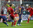 Aflat în poziţie afară din joc, Gomez (dreapta) marchează golul de 2-0. Bayern se detaşa // Foto: Reuters