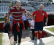 Cu ambele picioare amputate, Viorel Turcu, campion și cu Argeș '79, și cu Steaua '87, s-a mișcat agale pe proteze cu ajutorul colegilor