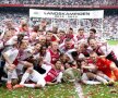 VIDEO şi FOTO Ajax Amsterdam, al treilea titlu consecutiv în Olanda! Supercoregrafie a fanilor de pe ArenA. Blind a dărîmat trofeul :D