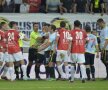 FOTO Nici un derby fără brichete » Dinamo - Steaua a fost oprit din cauza obiectelor aruncate din tribună