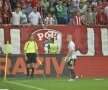 FOTO Nici un derby fără brichete » Dinamo - Steaua a fost oprit din cauza obiectelor aruncate din tribună