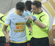O sticlă de plastic l-a lovit și pe arbitrul Colțescu peste mînă