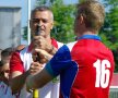 Prin suprapunera palmelor pe baston se decide ce echipă va fi la bătaie şi ce echipă va fi la prindere // Foto: Bogdan Fechită