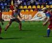 Jucătorul Biruinţei încearcă să scape de marcajul adversarilor // Foto: Bogdan Fechită