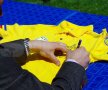 Principele Nicolae semnează tricourile de supercampioni // Foto: Bogdan Fechită