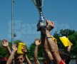 Momentul ridicării trofeului de cîştigătoarea Supercupei, ediţia 2013. // Foto: Bogdan Fechită