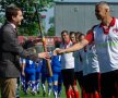 Principele Nicolae oferă bastonul de joc echipelor participante // Foto: Bogdan Fechită