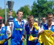 Jucătorii de la Frontiera se bucură de trofeul cîştigat // Foto: Bogdan Fechită