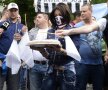 VIDEO&FOTO Imaginile unei zile nebune » Colivă şi violenţe la Înalta Curte