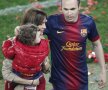 Iniesta, alături de fiica sa, Valeria, şi de soţia Ana
foto: Reuters