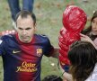 Iniesta, alături de fiica sa, Valeria, şi de soţia Ana
foto: Reuters