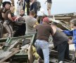Forțele de ordine
scot victimele de
sub dărîmături